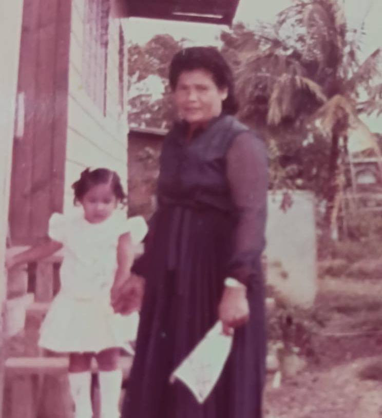 Juliana, Lola's mother, in the kitchen